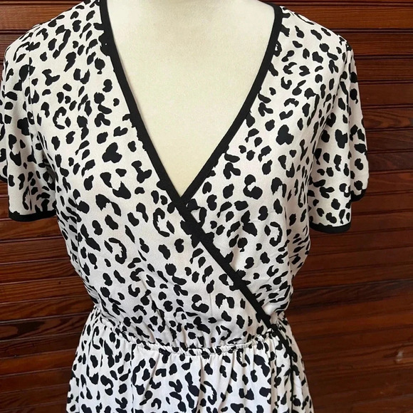 Slate & Willow Ivory and Black Animal Cheetah Print Faux Wrap Dress Size S - Picture 5 of 15